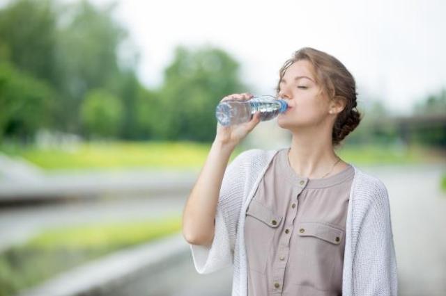 7 فوائد لشرب الماء الساخن على البشرة والصحة