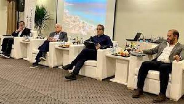 وزير السياحة والآثار يعقد اجتماعا مع عدد من المستثمرين السياحيين بمدينة شرم الشيخ