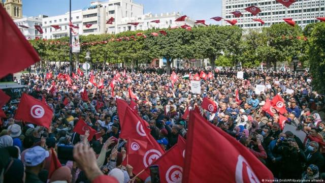 اندلاع مظاهرات في تونس احتجاجا على الاستفتاء الدستورى