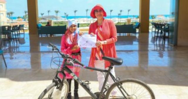وزيرة البيئة تسلم دراجات للفائزين فى مسابقة ”صحتنا من صحة كوكبنا”