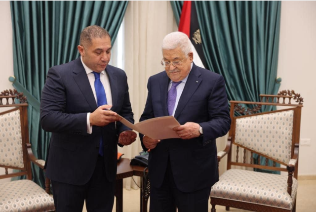 سفير مصر بـ رام الله يسلم الرئيس الفلسطيني دعوة الرئيس السيسي لمؤتمر Cop27