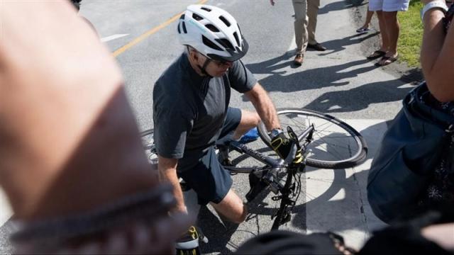 لحظة سقوط الرئيس الامريكى من على دراجته الهوائية
