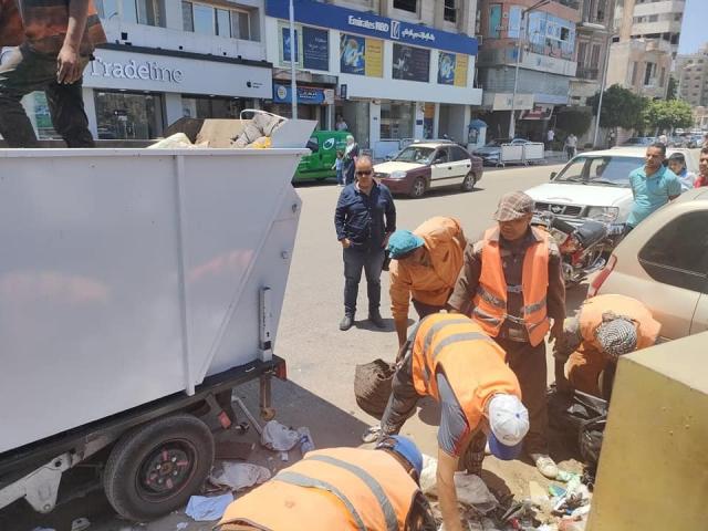 محافظ الدقهلية  : رفع 290 طن قمامة واتربة من شوارع المنصورة