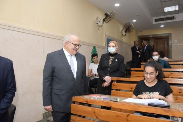 رئيس جامعة القاهرة يتفقد لجان الامتحانات ويشدد على تصحيح كل مادة فور امتحانها
