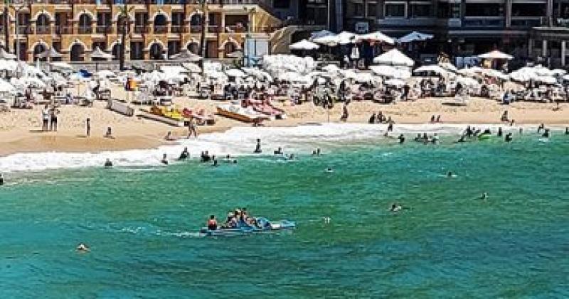 توافد المصطافين من مختلف المحافظات للاستمتاع بشواطئ مصيف بلطيم بكفر الشيخ