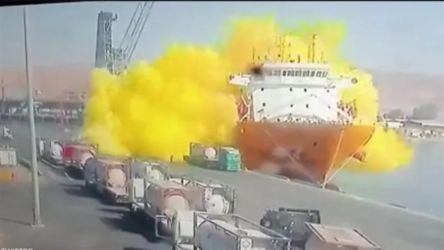 لحظة سقوط صهريج الغاز السام بالعقبة