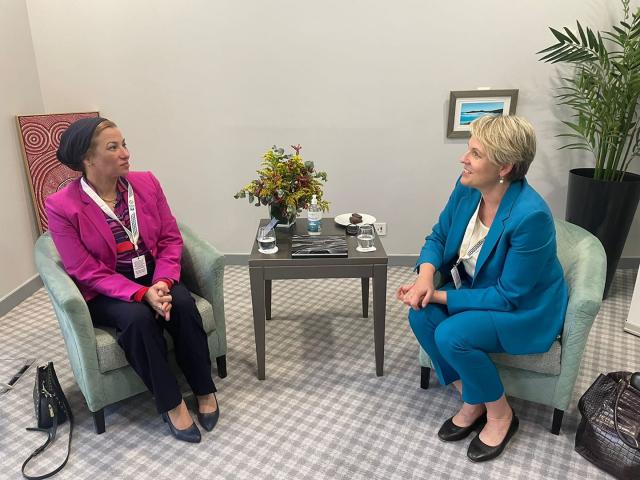 وزيرة البيئة تناقش مع نظيرتها الأسترالية التعاون الثنائي في مجال التنوع البيولوجي وإدارة المياه وبدائل البلاستيك