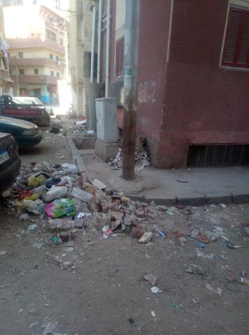 القمامة تكسو شارع حي السادات بحي غرب اسيوط 