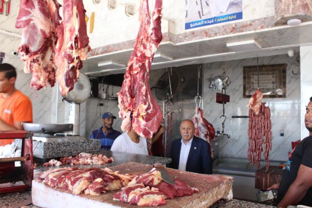 "عثمان " يتفقد منفاذ بيع اللحوم  بالاسماعيلية استعدادا لعيد الأضحى