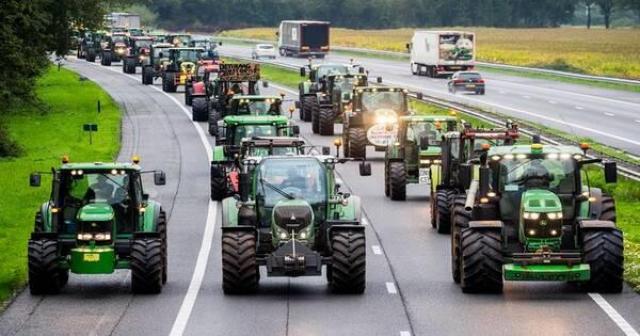 المزارعون المحتجون بهولندا