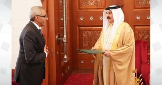سفير مصر لدى المنامة يسلم ملك البحرين دعوة الرئيس السيسي