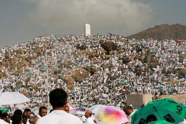 الحجاج في مزدلفة يبدأون بجمع الحصى استعدادًا لرمي الجمرات