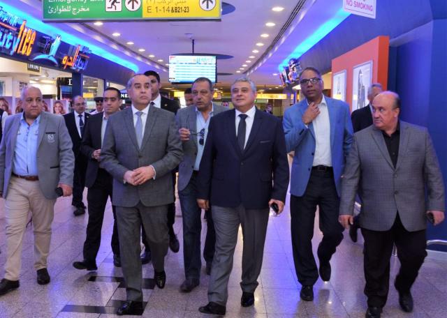 وزير الطيران يتابع التشغيل بمطار القاهرة ويهنئ العاملين والمسافرين بالعيد