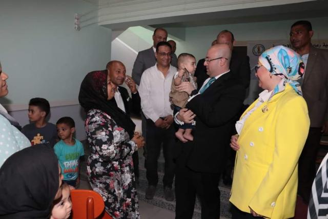 محافظ بني سويف يُعيد على  الأطفال  ونزلاء الدار ويشاركهم  فرحتهم  بعيد الأضحى المبارك