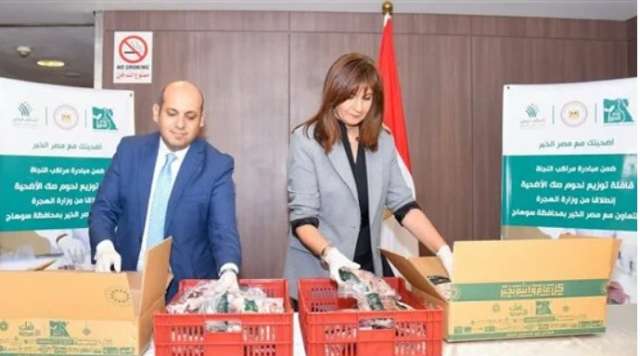 وزيرة الهجرة تشارك في تعبئة وتوزيع لحوم صكوك الأضحي بالقرى الفقيرة