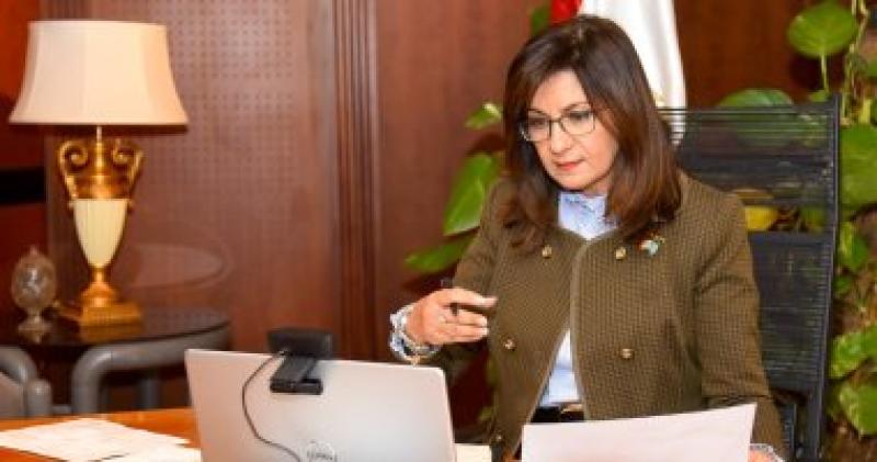 وزيرة الهجرة تهنئ شابة مصرية بإنجلترا لفوزها بميداليتين ذهبيتين