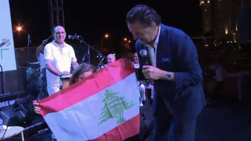 الفنان راغب علامة يتلقى علم لبنان من طفلة في حفل جزيرة قبرص