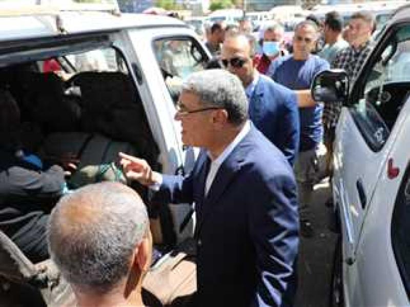 محافظ المنيا يتفقد مواقف السيارات للتأكد من انتظام العمل والالتزام بالتعريفة الجديدة