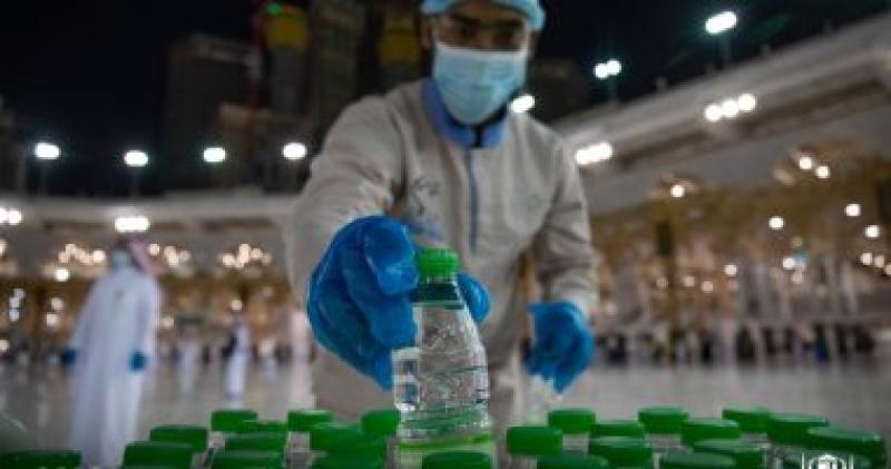توزيع 12 مليون لتر من ماء زمزم على الحجاج داخل المسجد الحرام خلال 15 يوما