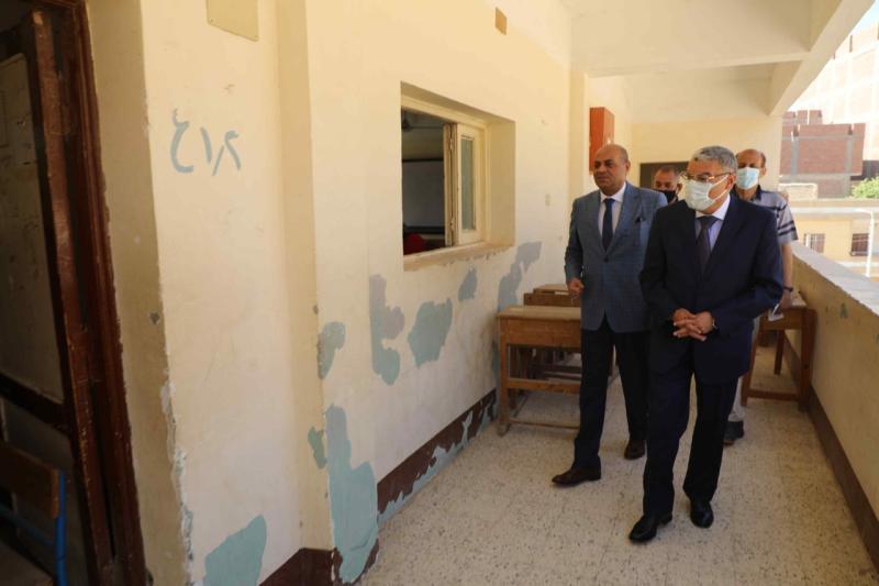 محافظ المنيا يتابع انتظام سير امتحانات الثانوية العامة بعدد من اللجان بمركز ابوقرقاص