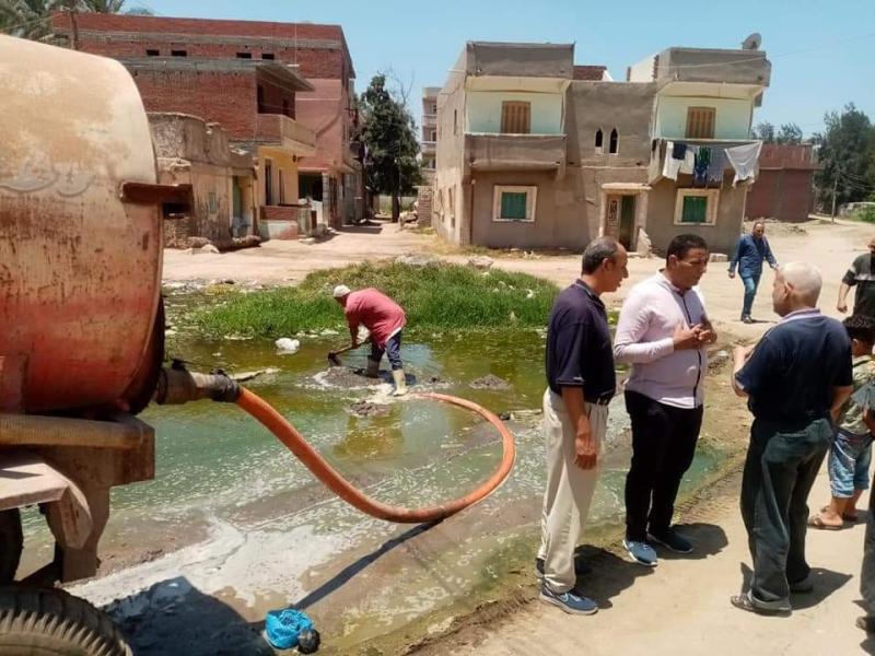 إزالة مياه الصرف الصحي من الشوارع 