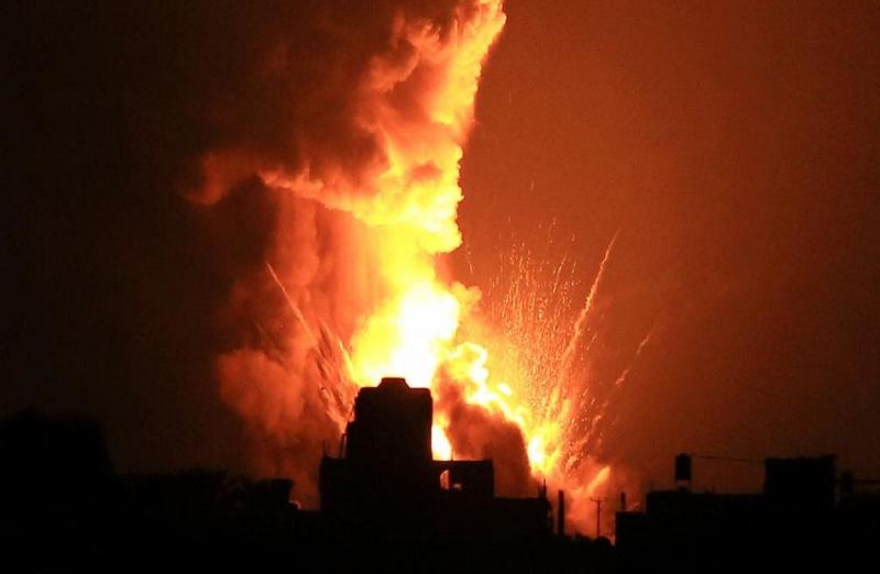 الطائرات الحربية الإسرائيلية تقصف غزة
