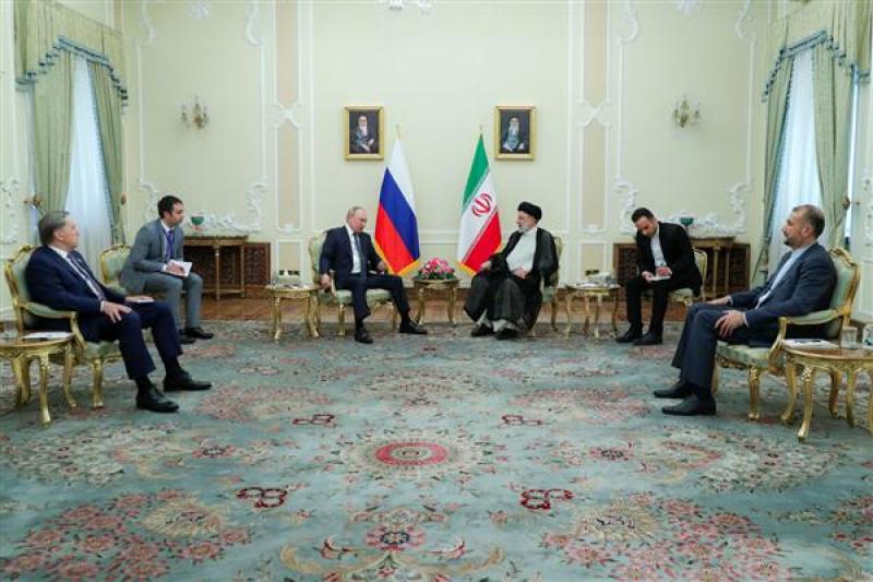 رئيس إيران يلتقي برئيس روسيا