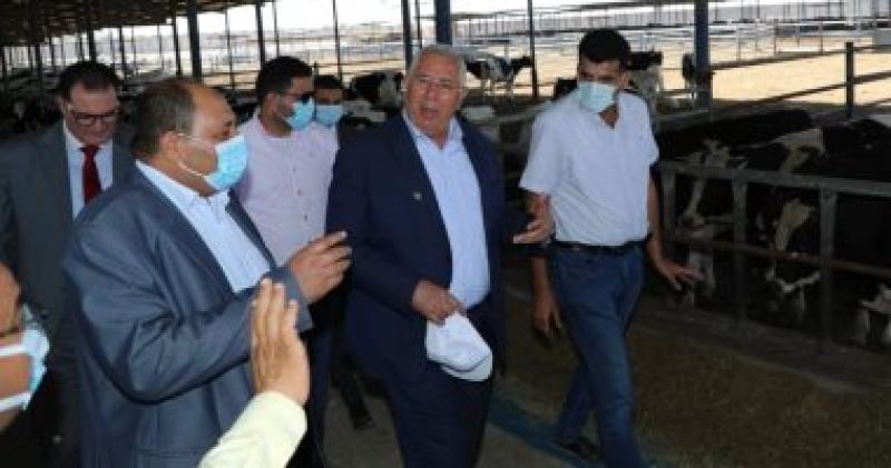 ‫ وزير الزراعة يتفقد مزرعة الإنتاج الحيواني وتصنيع الألبان بالنوبارية