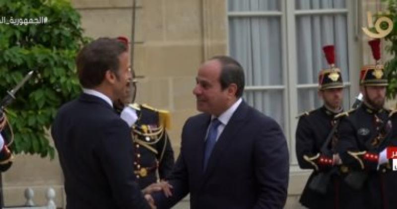 الرئيس السيسي يصل فرنسا ويلتقى ماكرون