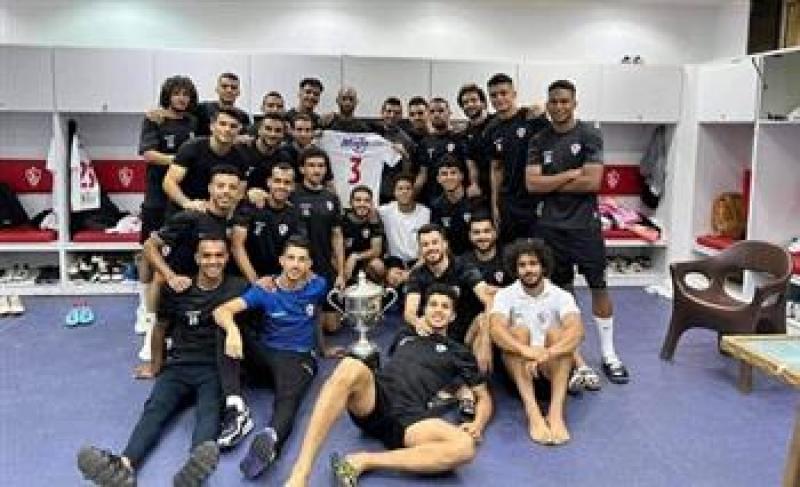 طارق حامد يحتفل مع لاعبي الزمالك بكأس مصر