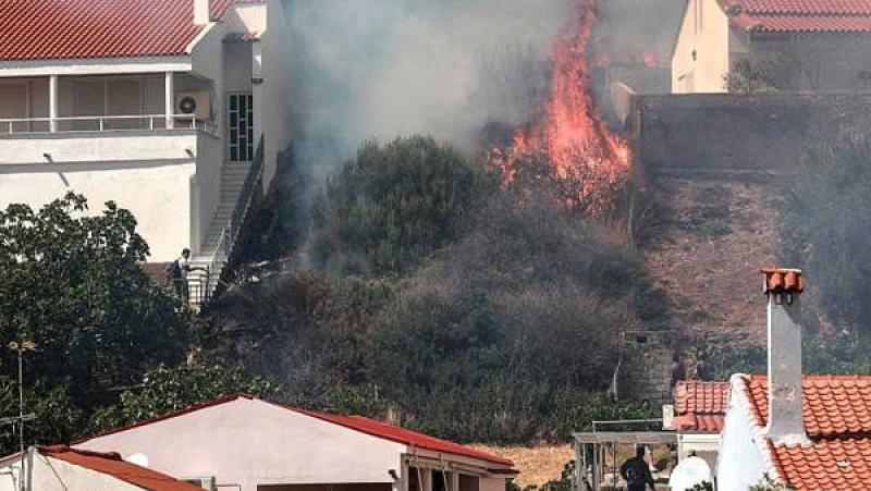 إجلاء سياح وسكان من جزيرة ليسبوس اليونانية بسبب حريق