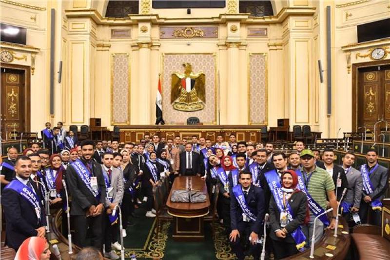 وفداً من طلاب الجامعات المصرية بمجلس النواب