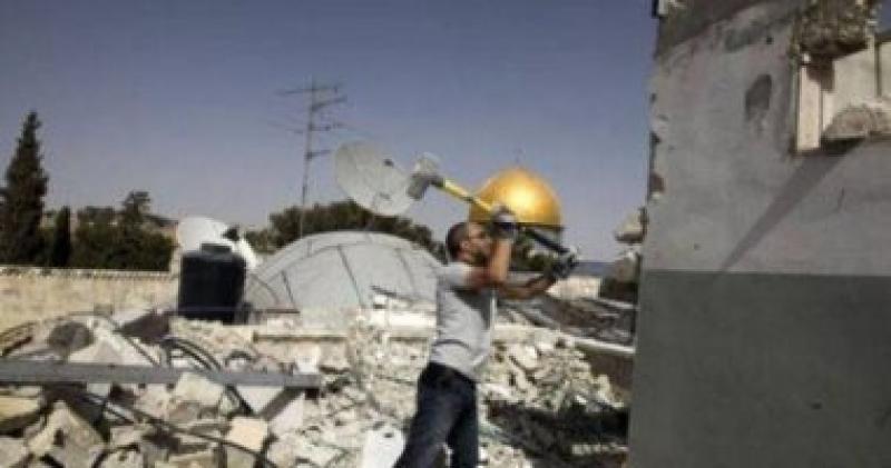 الاحتلال ينسف منزلي أسير ووالد أسير فلسطينيين ومُستوطنون يقتحمون باحات الأقصى