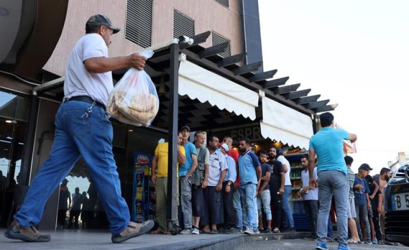 عودة إلى الطوابير.. لبنانيون ينتظرون لساعات لشراء الخبز | صور