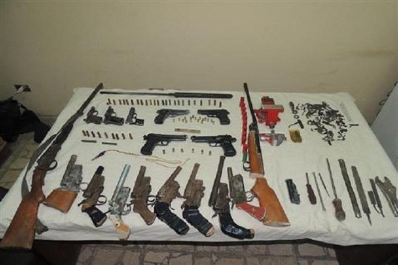 ضبط 65 قطعة سلاح و33 هاربًا من أحكام قضائية في المنيا