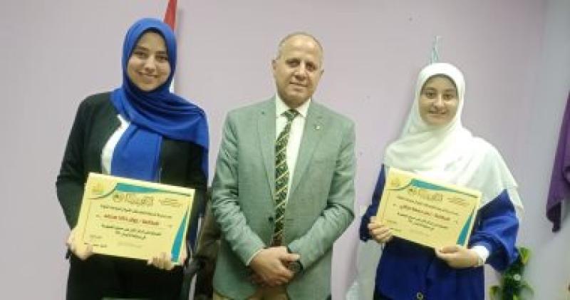 وكيل تعليم كفر الشيخ يكرم طالبتين حققتا المركز الأول على مستوى الجمهورية