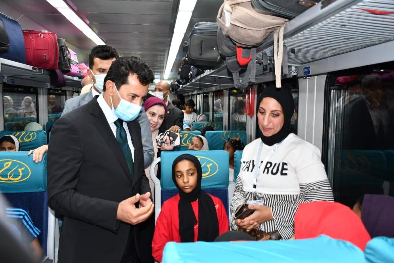 وزير الرياضة يودع المشاركين في أول أفواج قطار الجنوب بمحطة مصر 