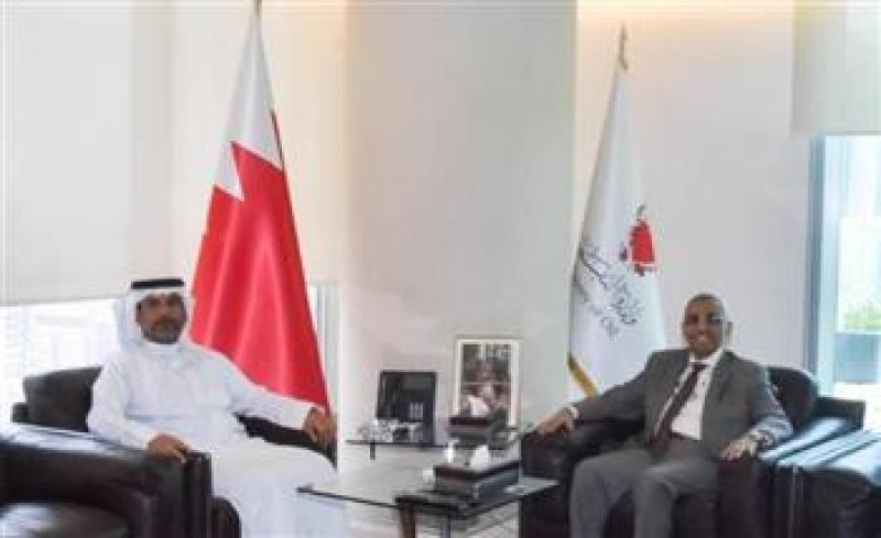 وزير النفط والبيئة البحريني مع السفير المصري لدى المنامة