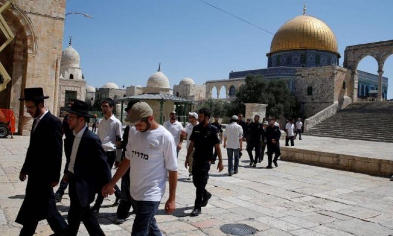 الاعتداء على  باحات المسجد الأقصى المبارك