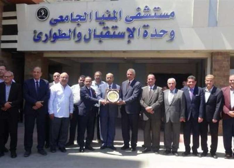 تكريم رئيس جامعة المنيا لمجهوداته المبذولة في قطاع المستشفيات