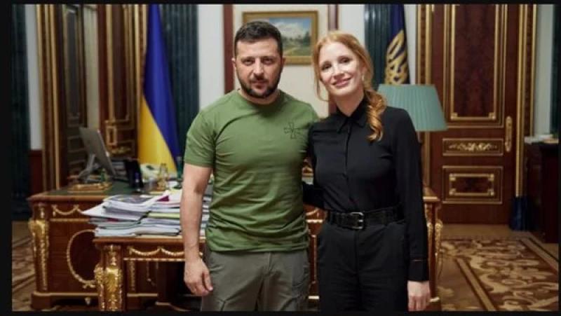 ممثلة أمريكية شهيرة تلتقي الرئيس الأوكراني في كييف رغم الحرب
