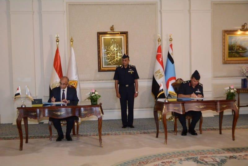 محافظ الشرقية وقائد القوات الجوية يشهدان توقيع بروتوكول تعاون مشترك بين جامعة الزقازيق والكلية الجوية