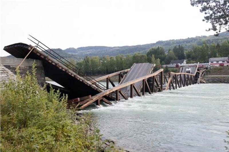صورة للجسر المنهار