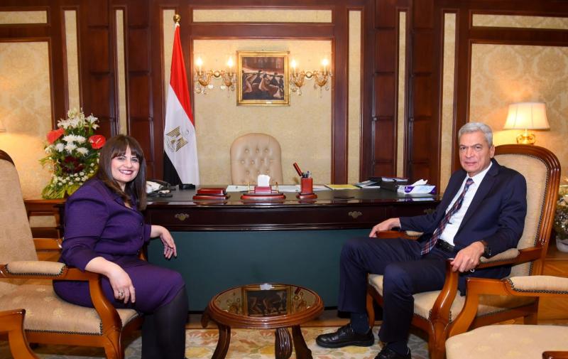 وزيرة الهجرة تبحث مع رئيس هيئة الشراء الموحد إدماج علمائنا بالخارج في الترويج للطفرة الصحية في مصر