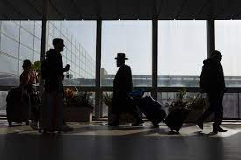 رغم تهديدات بعقابهم.. انطلاق أولى رحلات الفلسطينيين عبر مطار ”رامون” الإسرائيلي