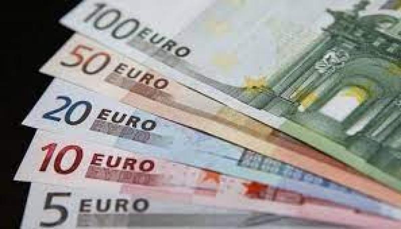 اليورو يسجل أدنى مستوى له أمام الدولار منذ عام 2002
