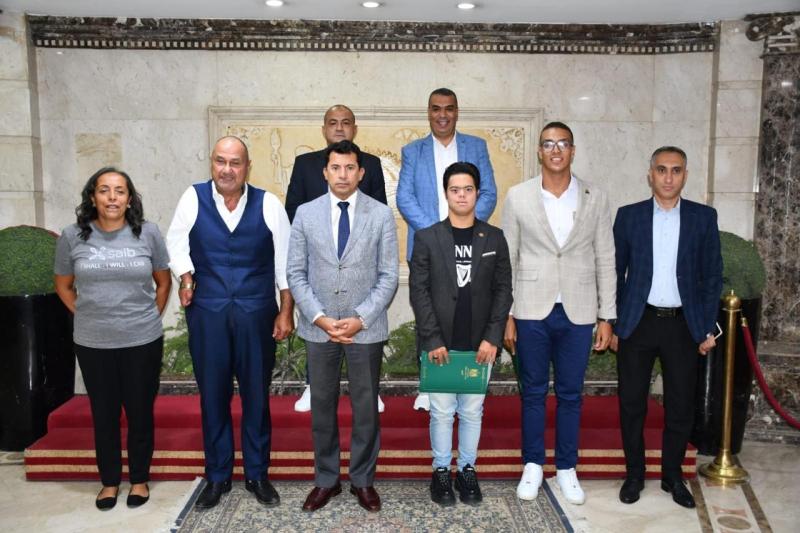وزير الرياضة يُكرم أبطال بعثة مصر بعد تسجيل رقم جديد في عبور المانش