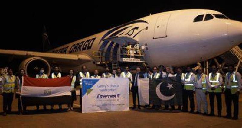 سفير مصر لدى باكستان يشارك في مراسم استقبال الرحلة الأولى لشركة مصر للطيران للشحن الجوي |صور