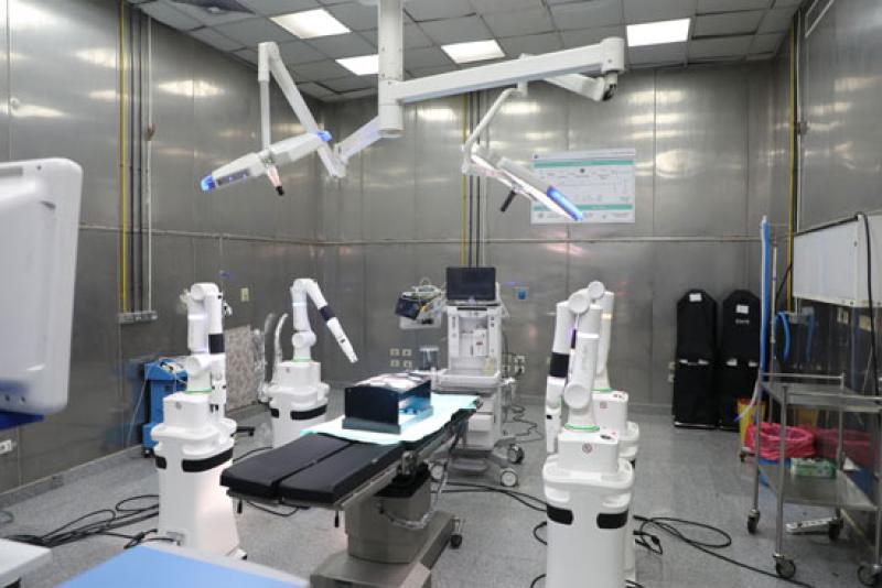 الخشت يعلن بدء استخدام الروبوت الجراحى بوحدة علاج القصور الكلوى بقصر العينى