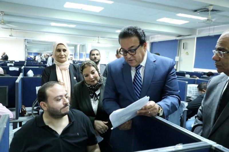 وزير الصحة يتفقد الامتحانات التحريرية للأطباء الملتحقين ببرنامج الزمالة المصرية